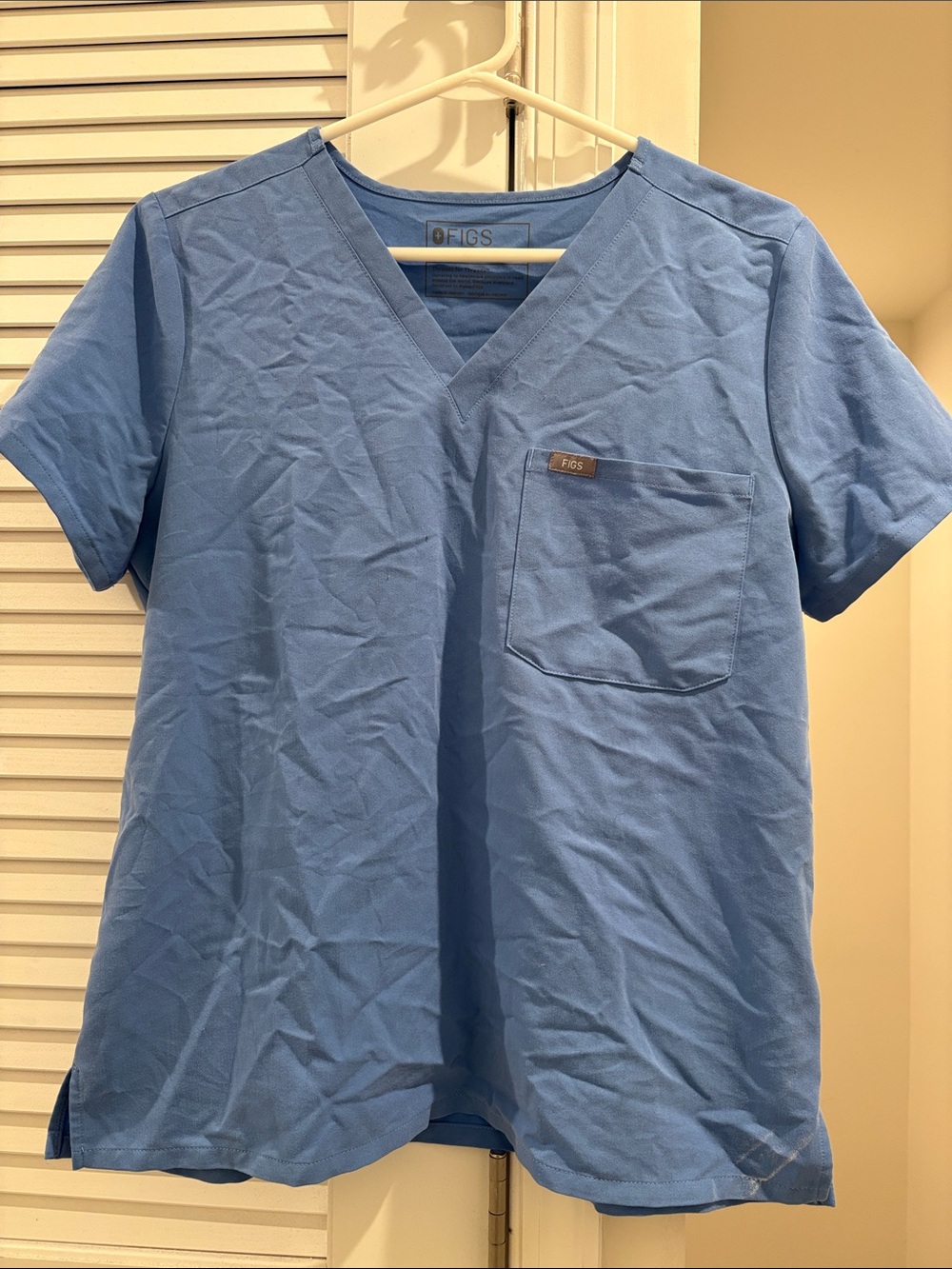 Figs V-Neck Scrub Top in ceil Blue medium Petite